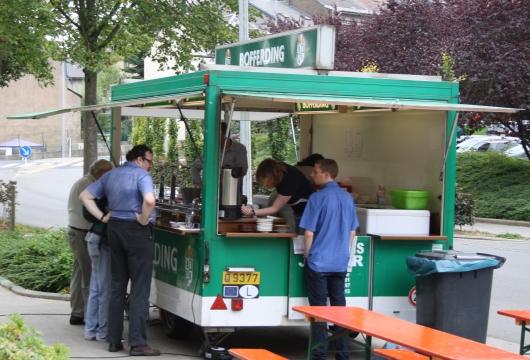 Getränke und Snacks gab es draußen am Bierwagen